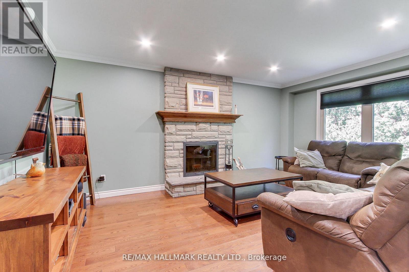 865 ARNOLD CRESCENT - 19