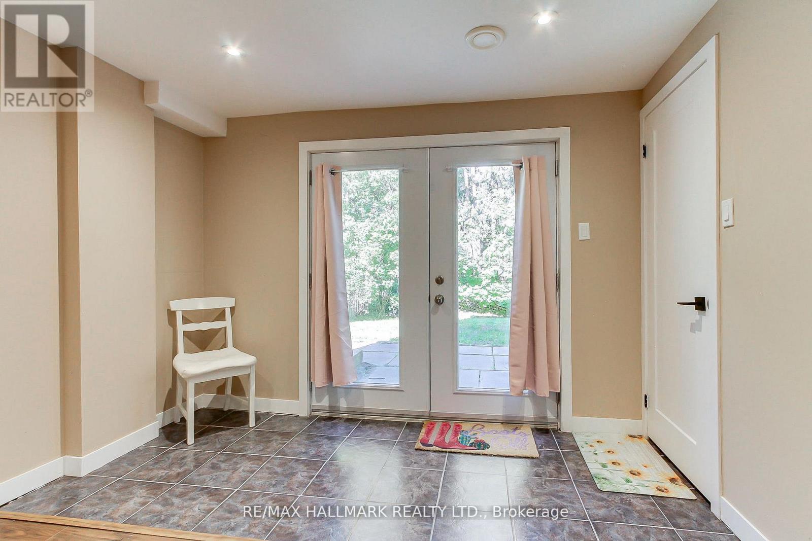 865 ARNOLD CRESCENT - 34