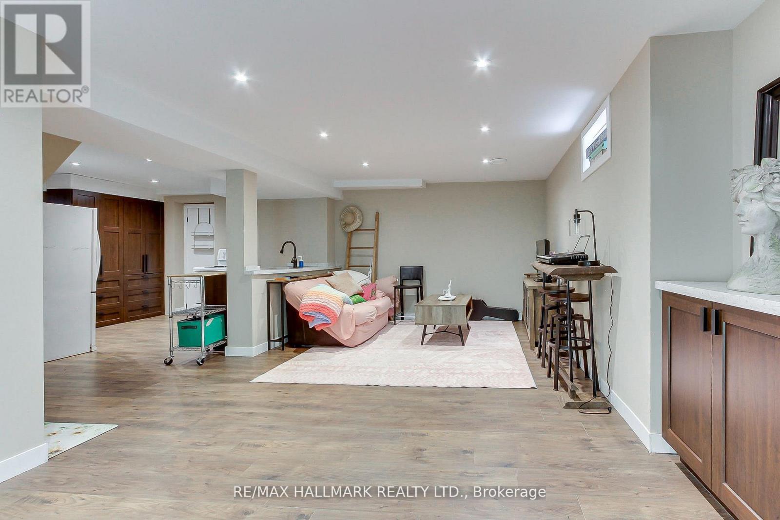865 ARNOLD CRESCENT - 36