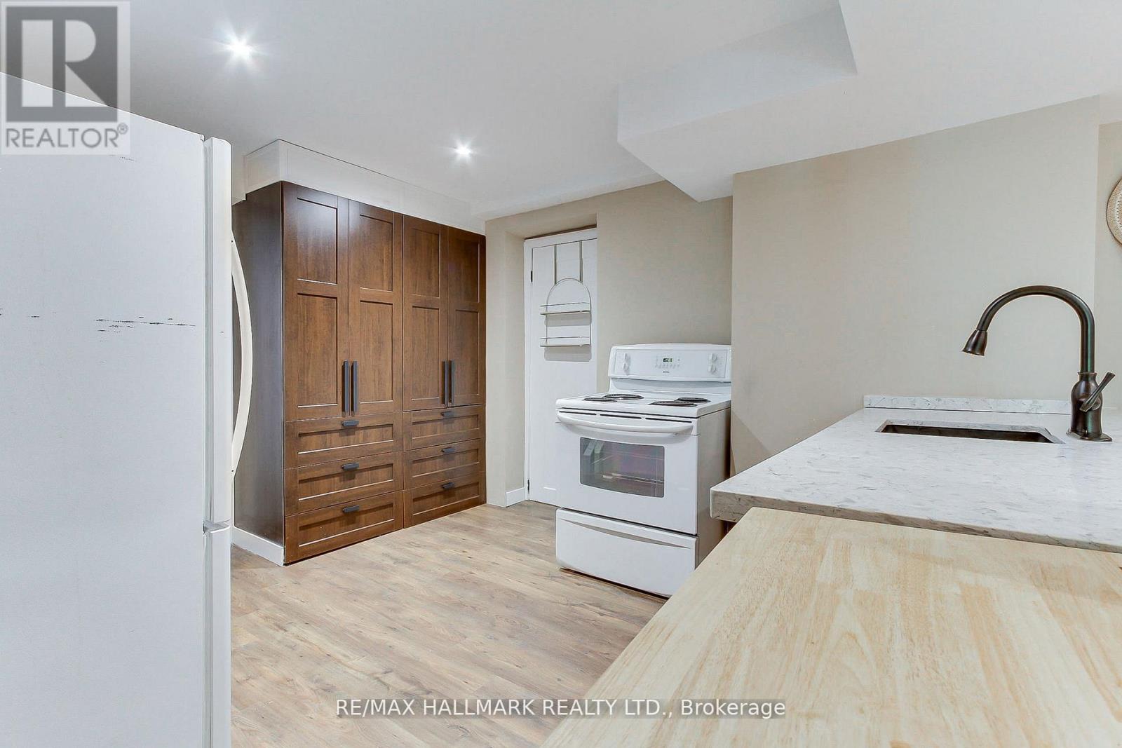 865 ARNOLD CRESCENT - 38