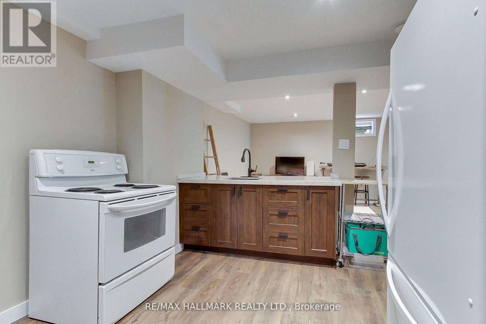 865 ARNOLD CRESCENT - 39