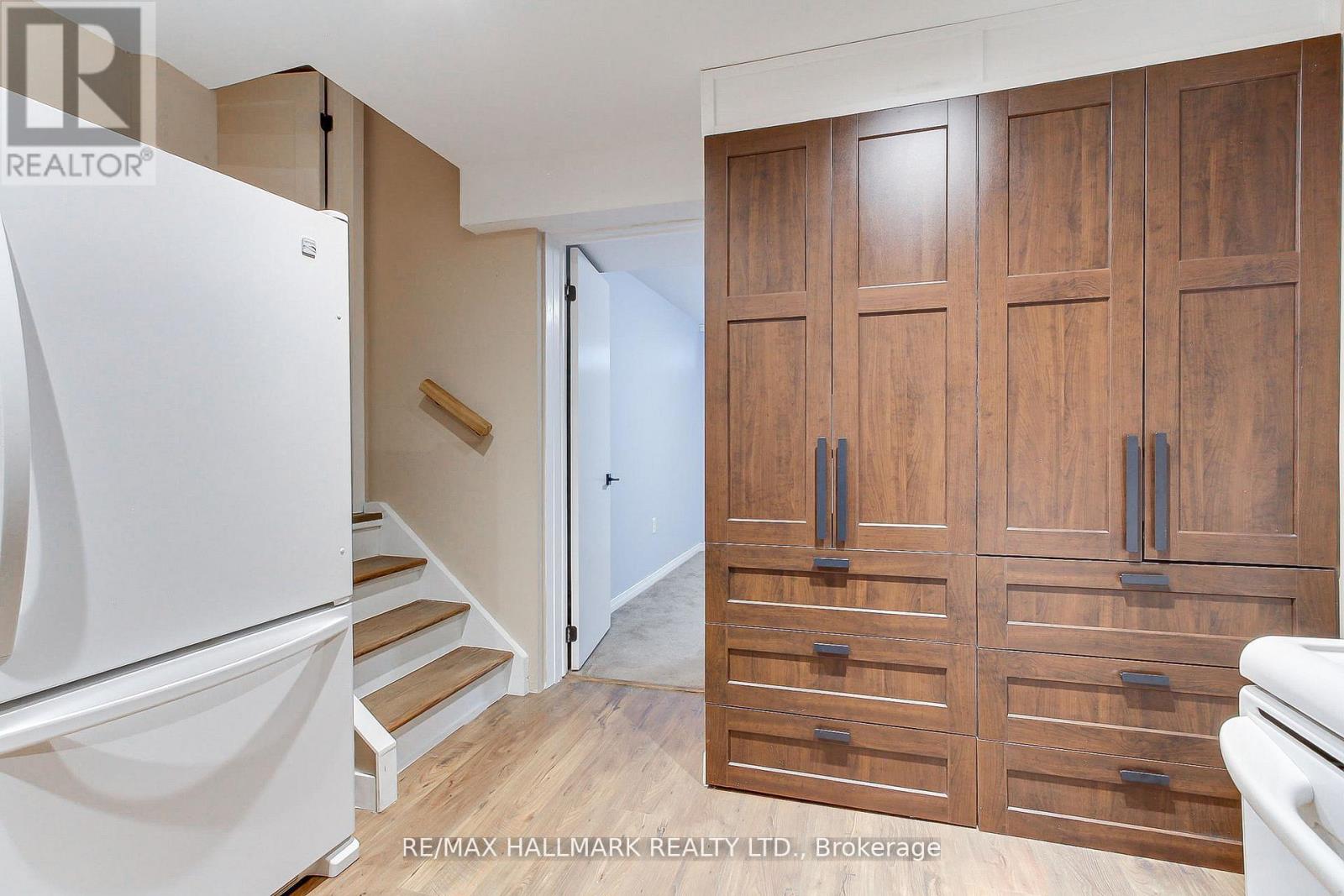 865 ARNOLD CRESCENT - 40