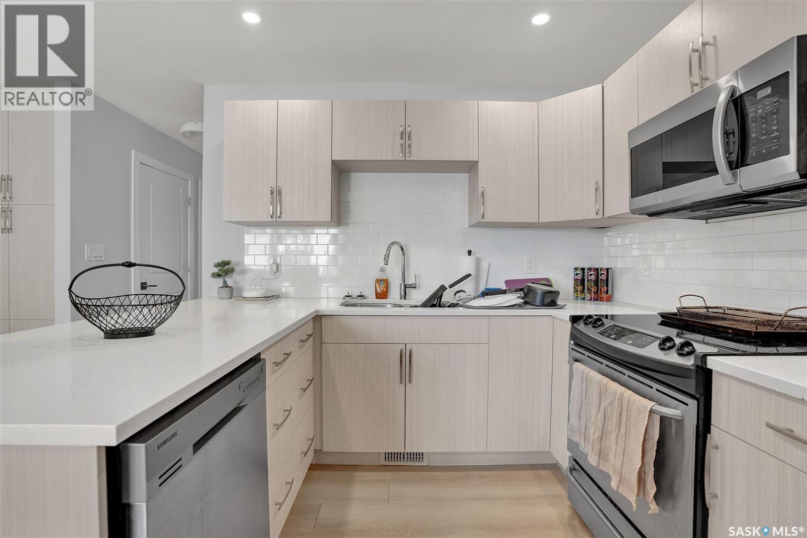 2031 Francis STREET — photo 8