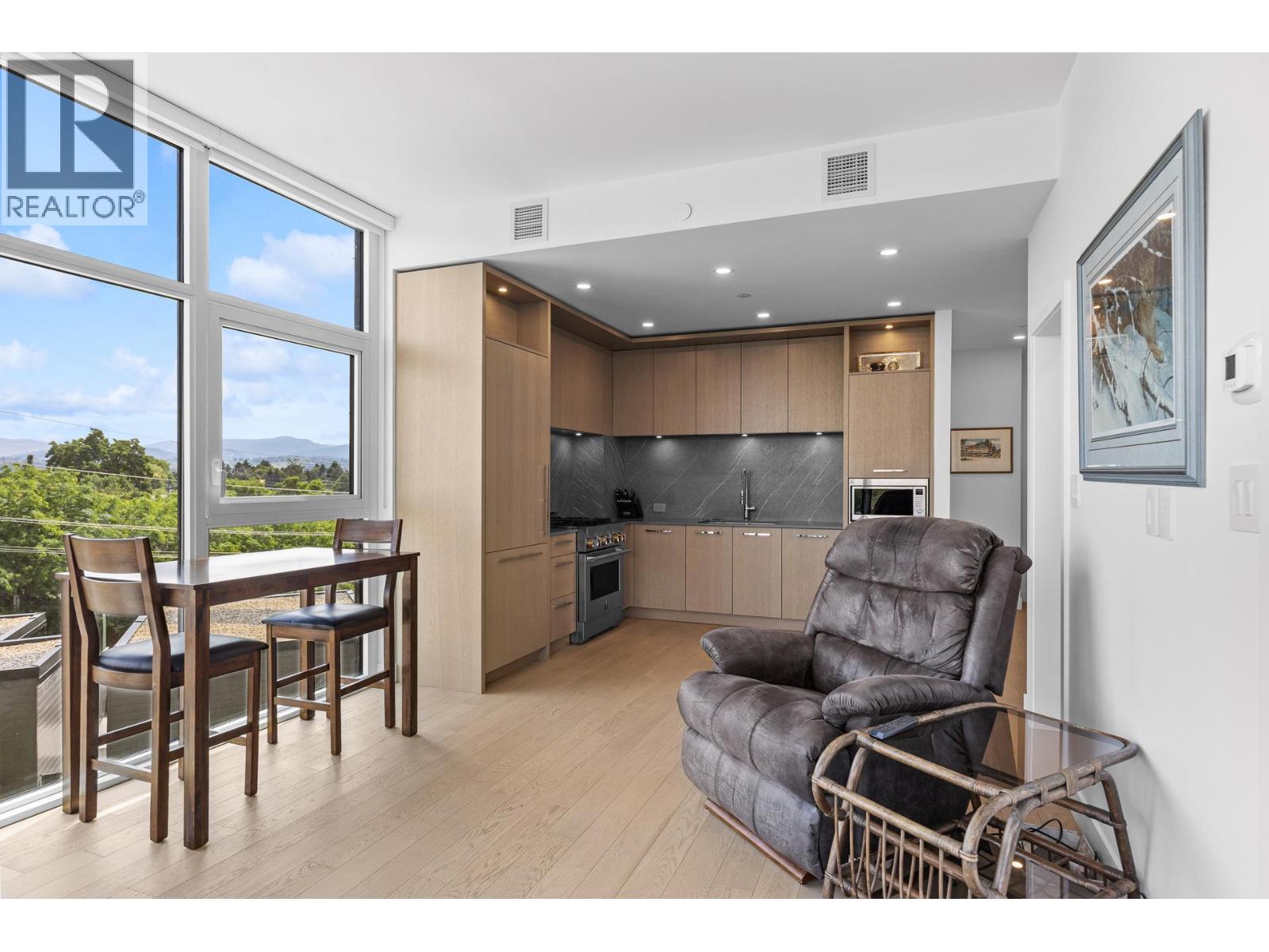 #407 3389 Lakeshore Road - 13