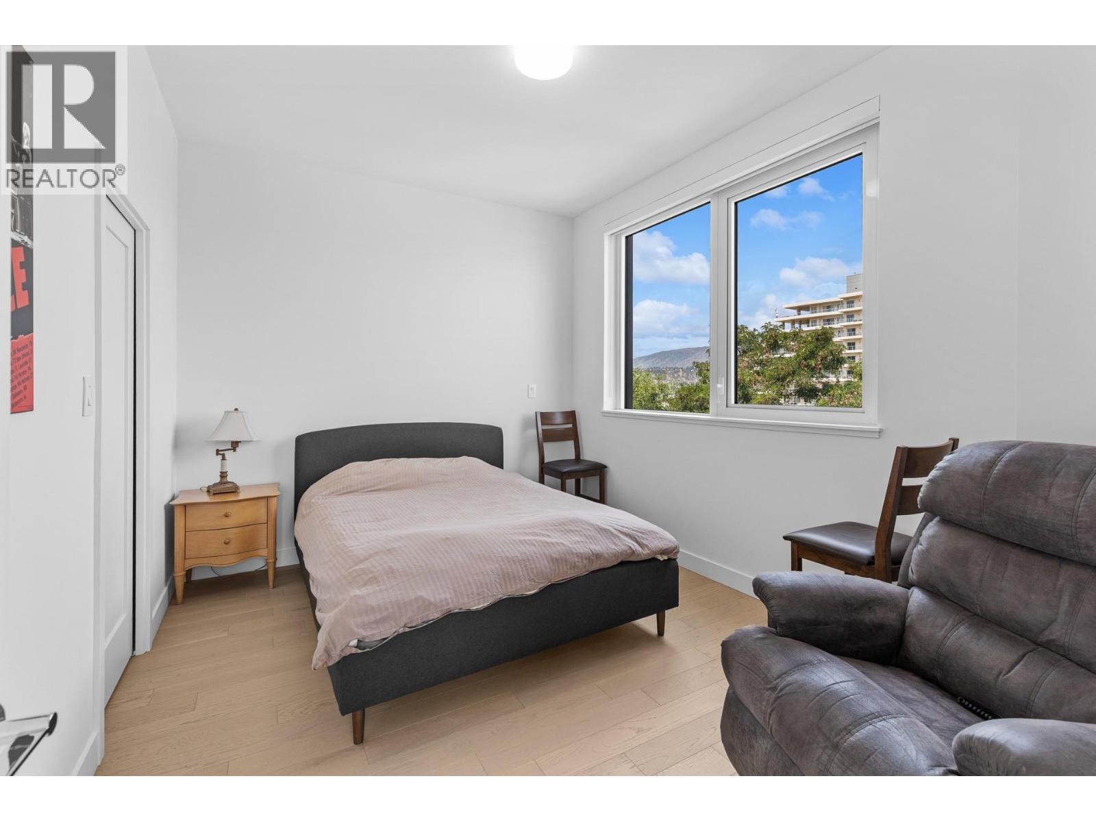 #407 3389 Lakeshore Road - 24