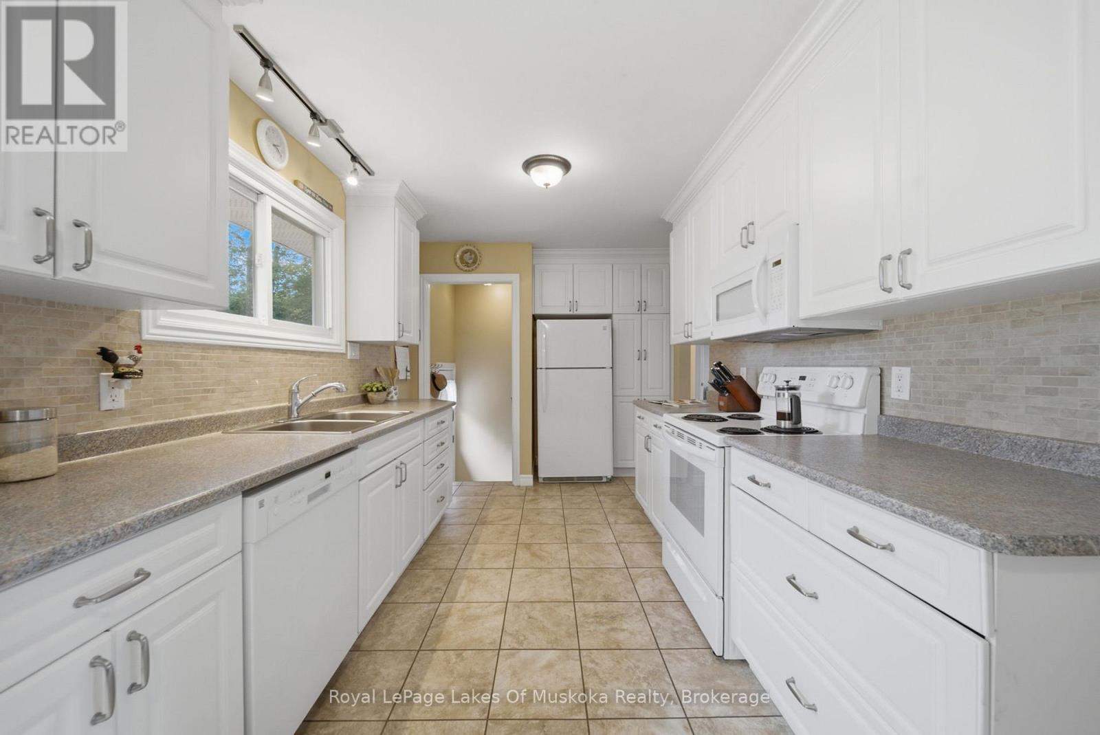 2049 MARCHMONT ROAD - 12