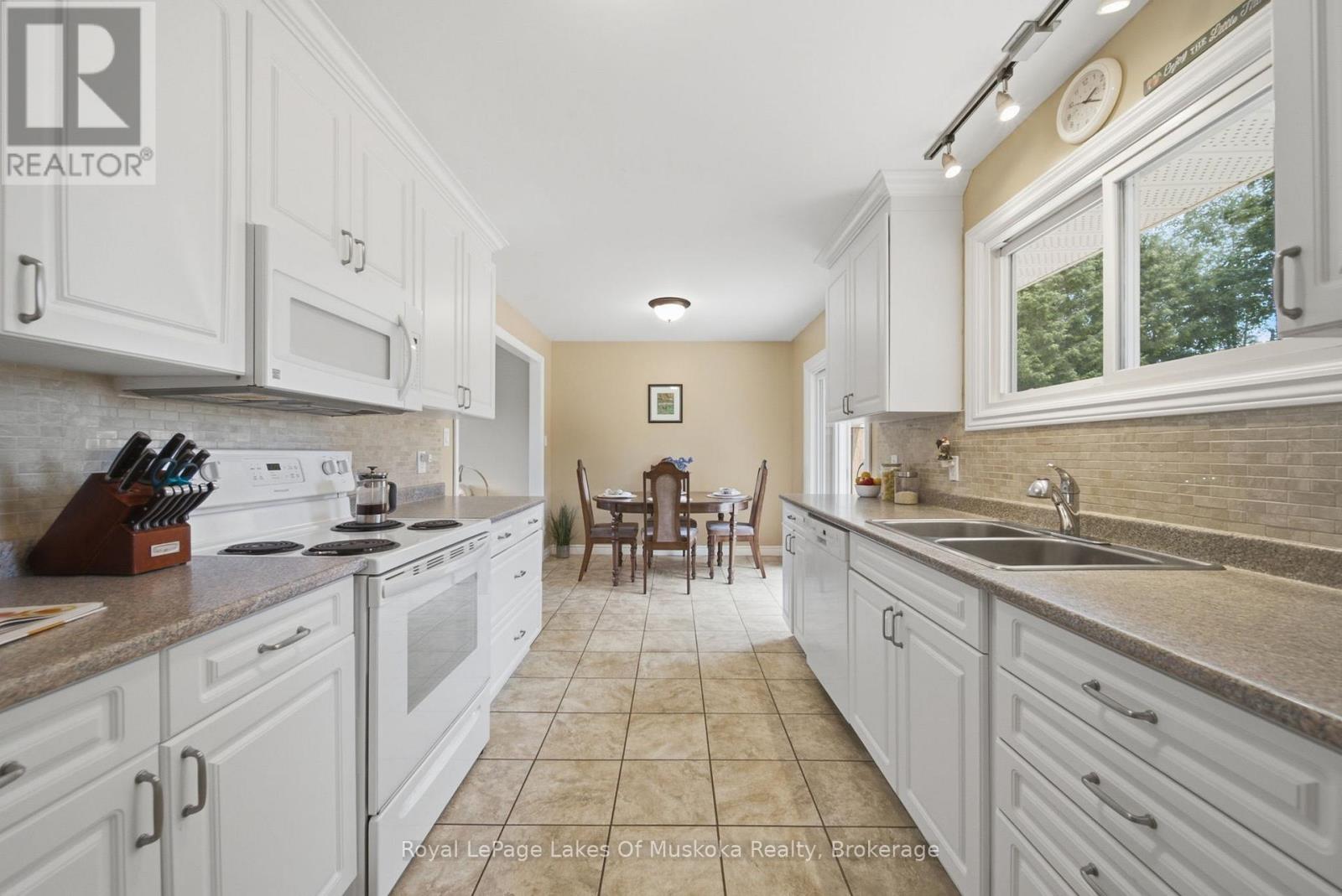 2049 MARCHMONT ROAD - 13