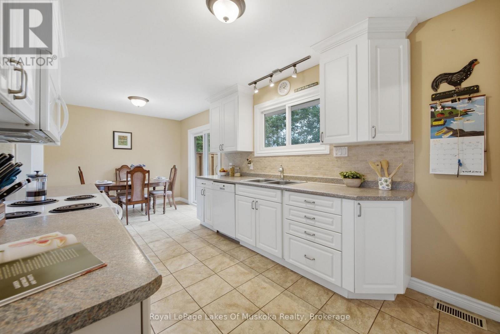 2049 MARCHMONT ROAD - 16