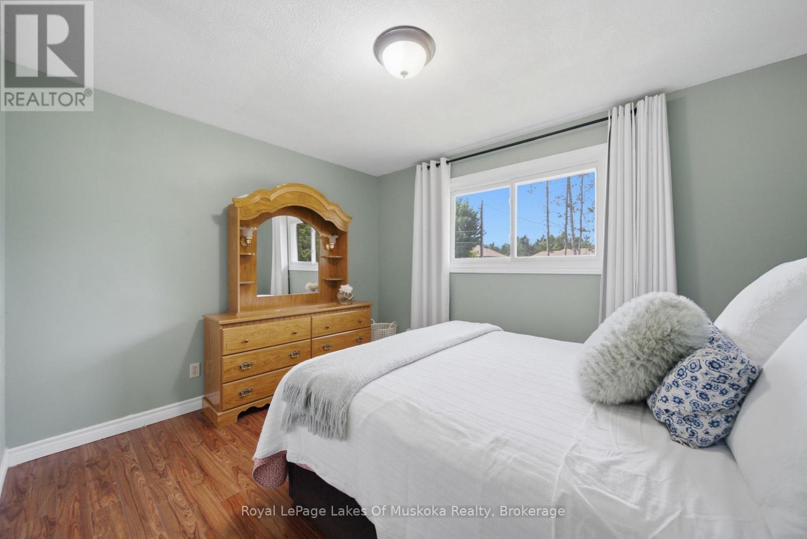 2049 MARCHMONT ROAD - 19