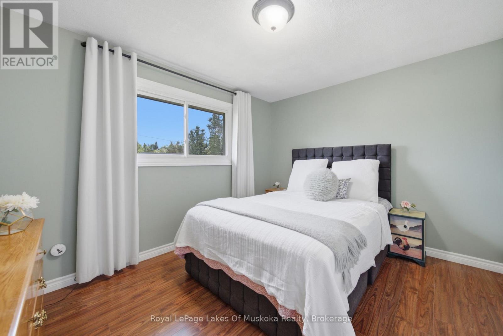 2049 MARCHMONT ROAD - 21