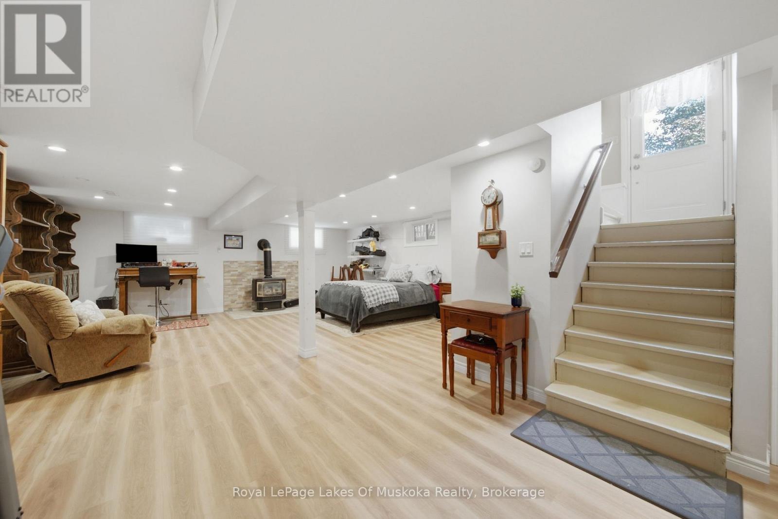 2049 MARCHMONT ROAD - 23