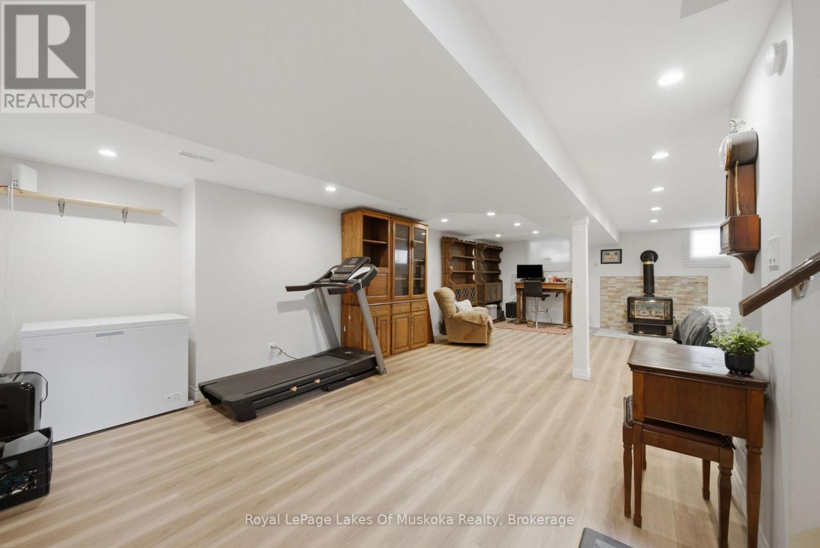 2049 MARCHMONT ROAD - 24