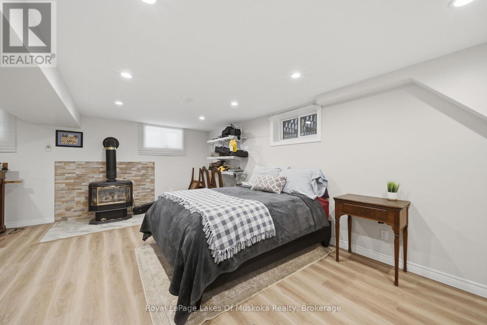 2049 MARCHMONT ROAD - 26