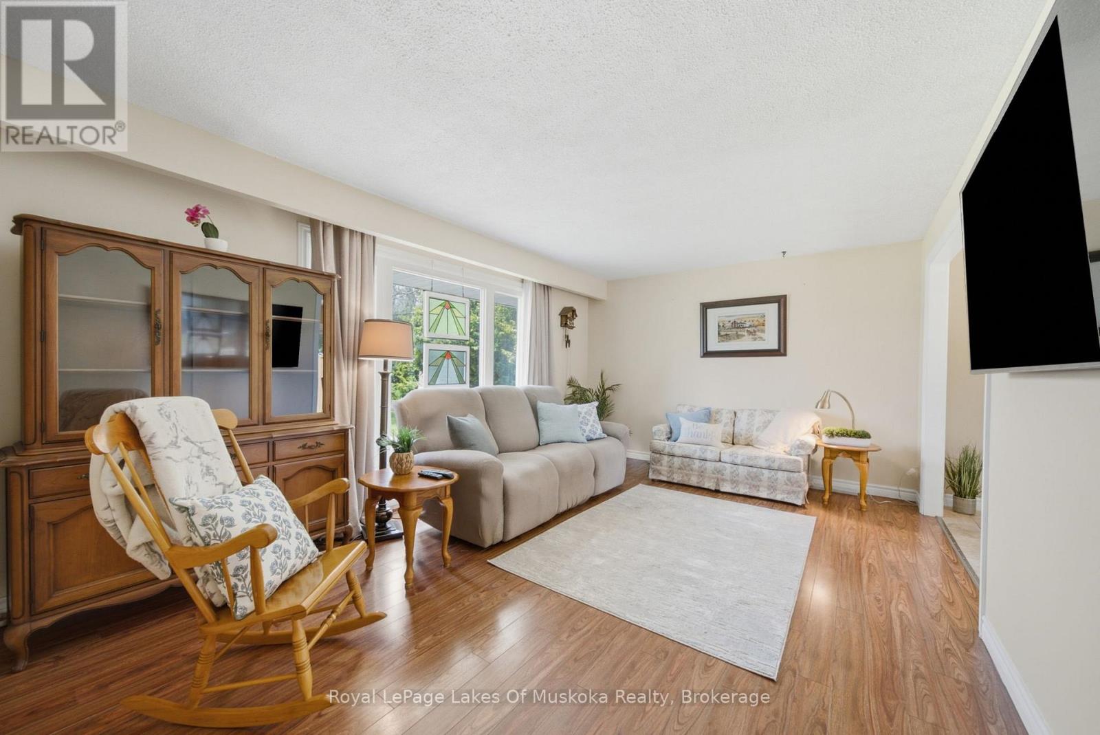2049 MARCHMONT ROAD - 6