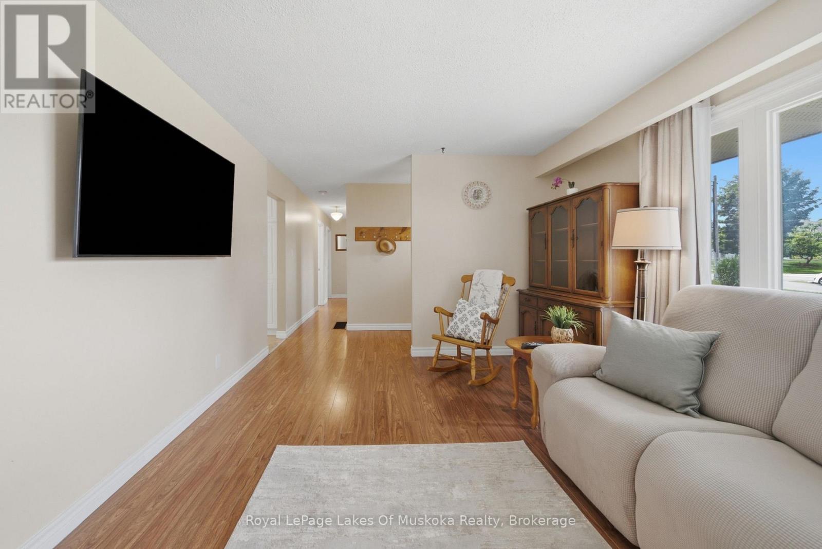 2049 MARCHMONT ROAD - 8
