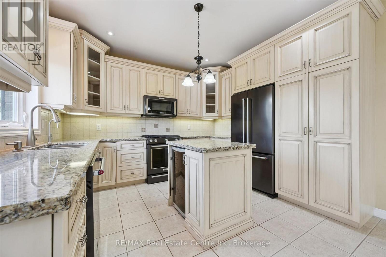 164 MACLENNAN STREET - 12
