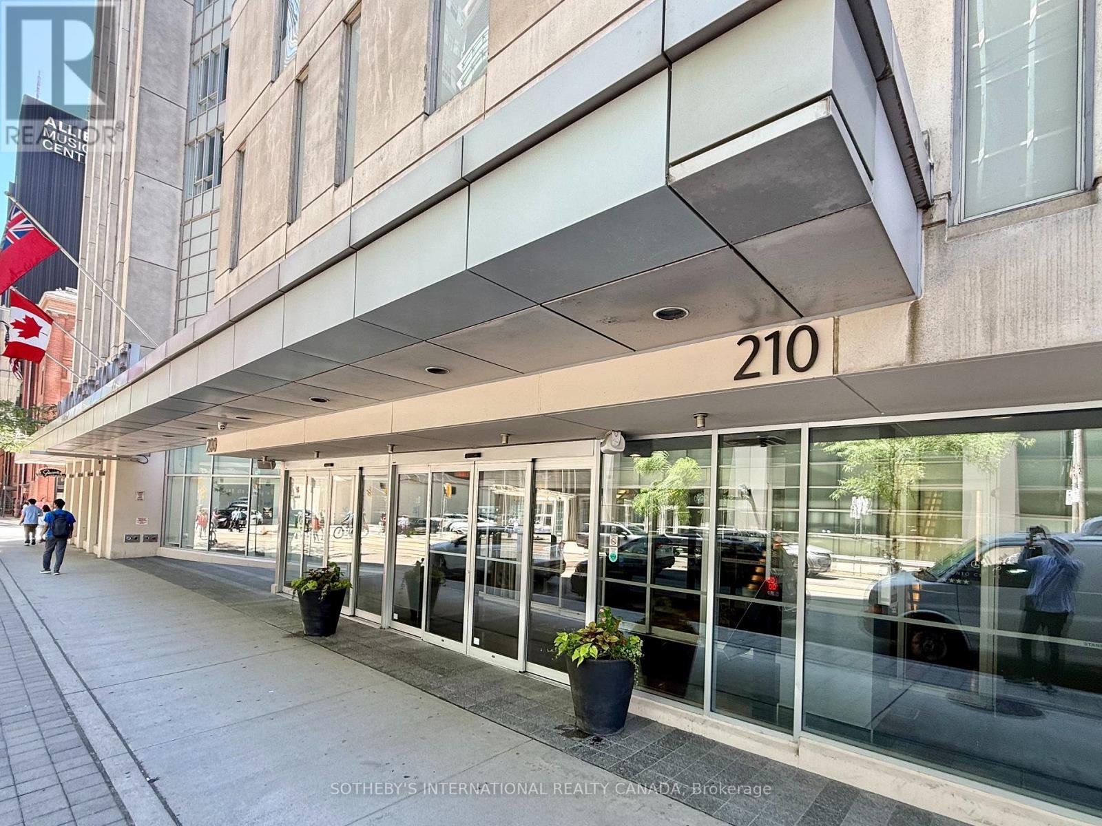 #717 210 VICTORIA STREET - 16