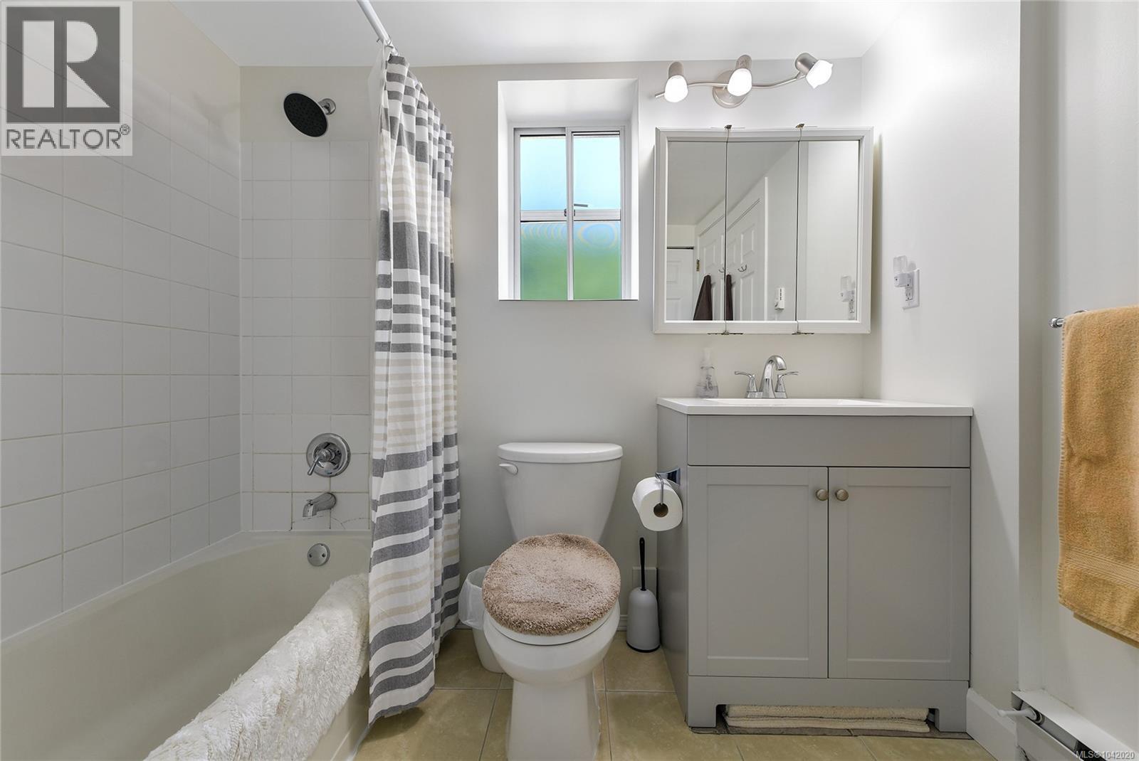 786 Cameo St, Saanich