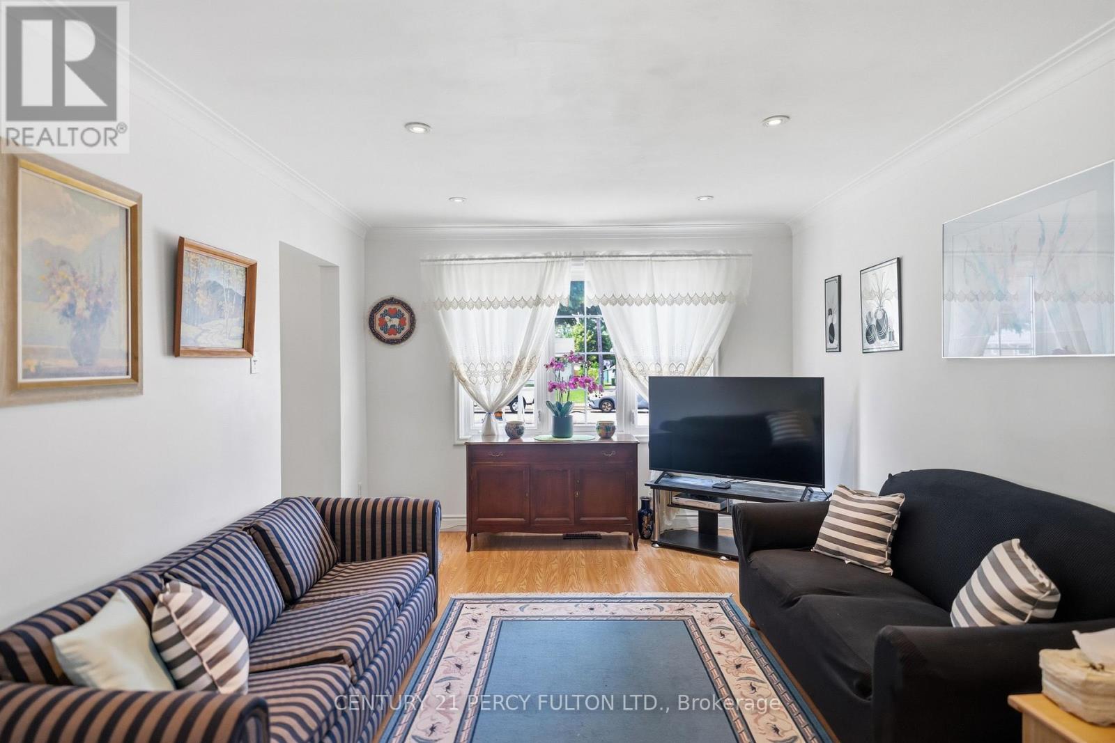 1101 Warden Ave - living room