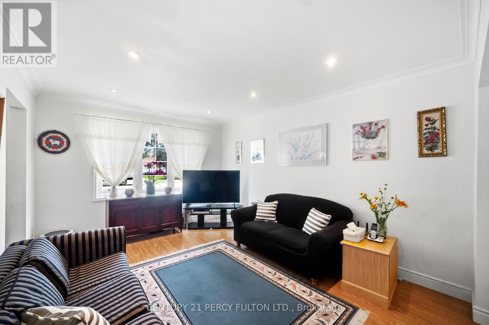 1101 Warden Ave - living room