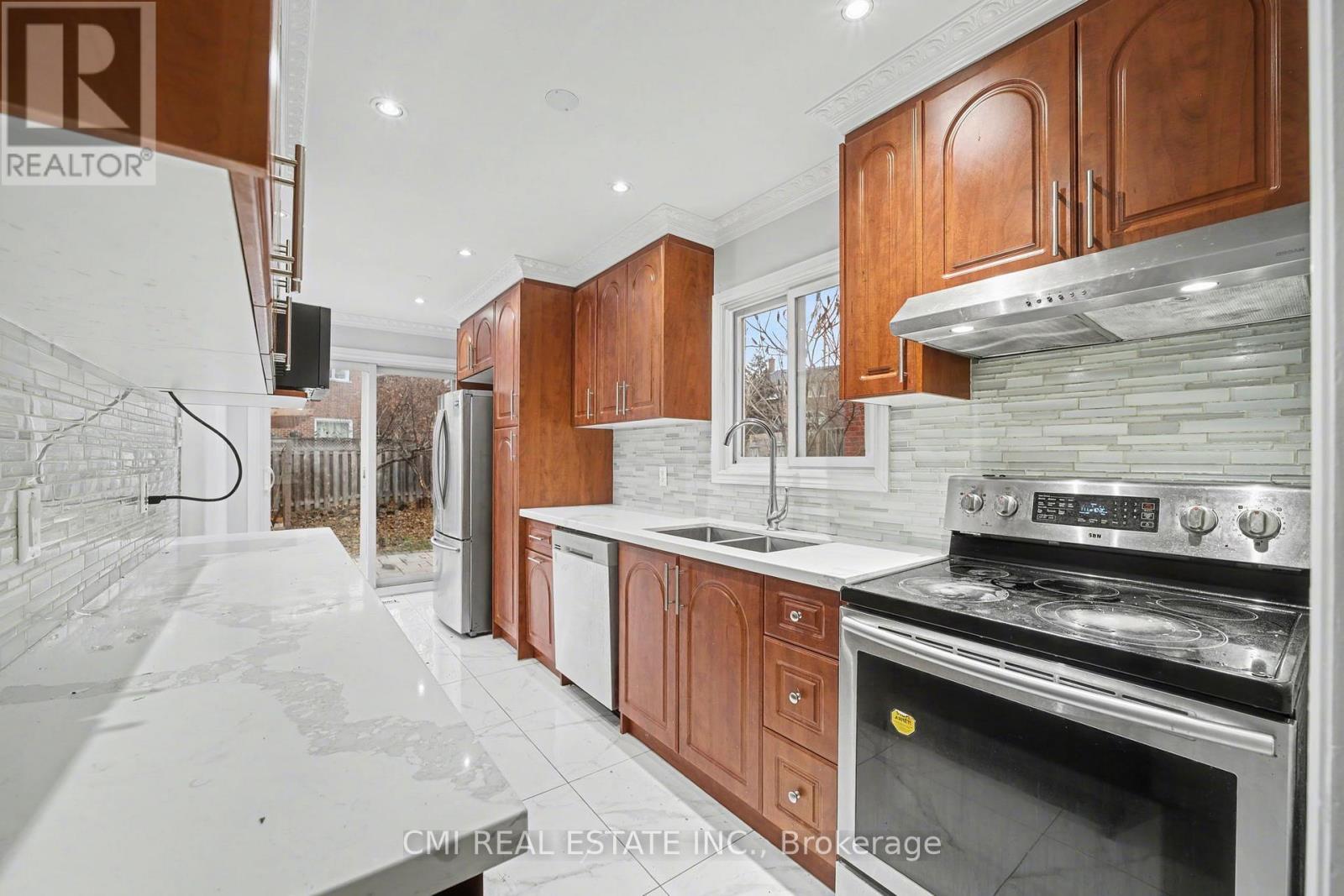 993 LUCERNE CRESCENT - 11