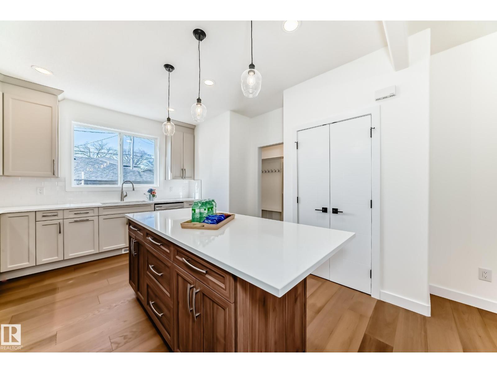 10721 70 AV NW - 10