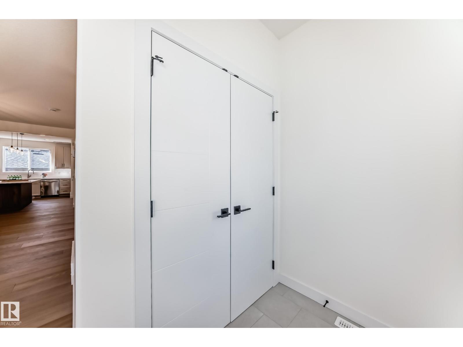 10721 70 AV NW - 19