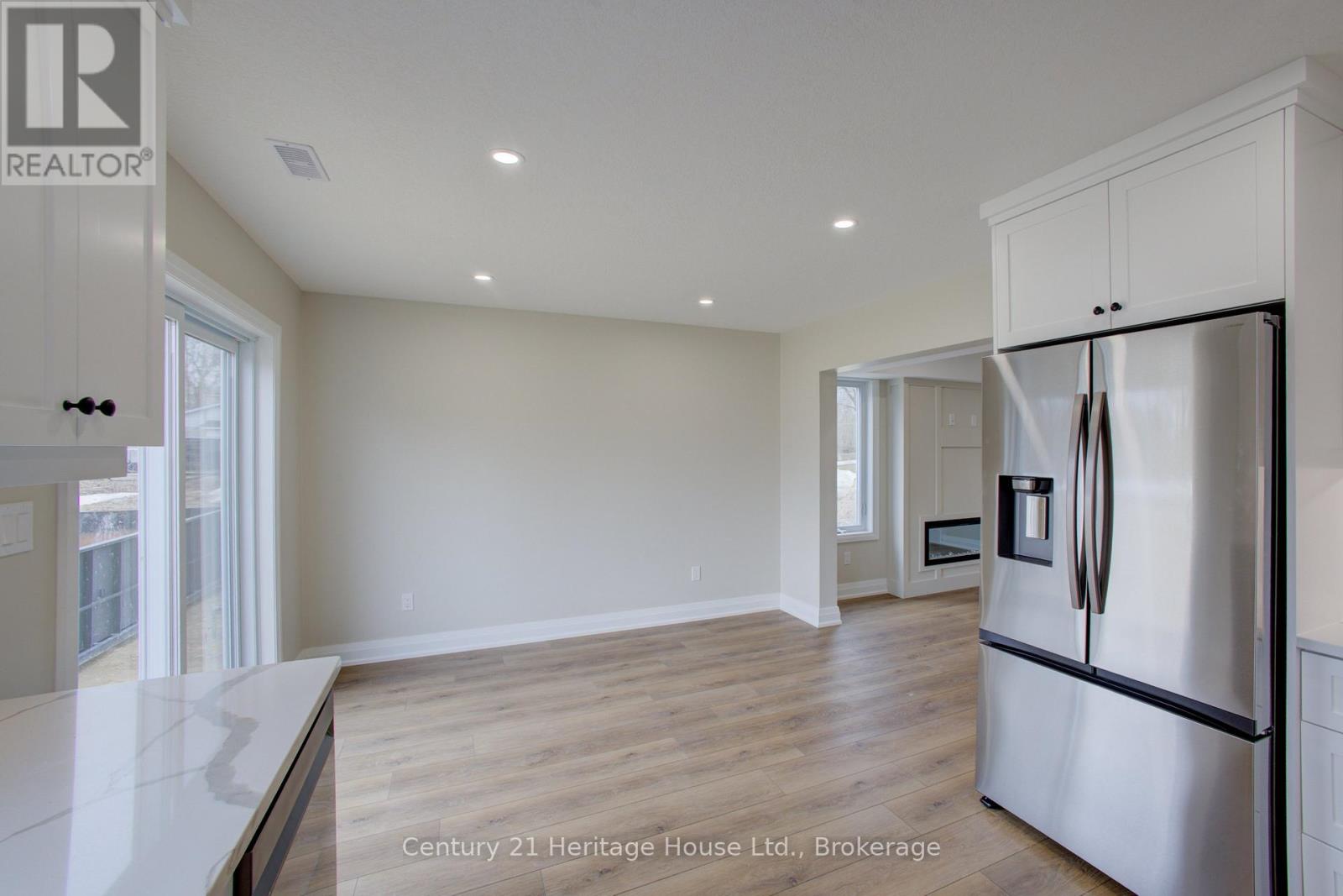 #4 229 BRUCE STREET S - 20