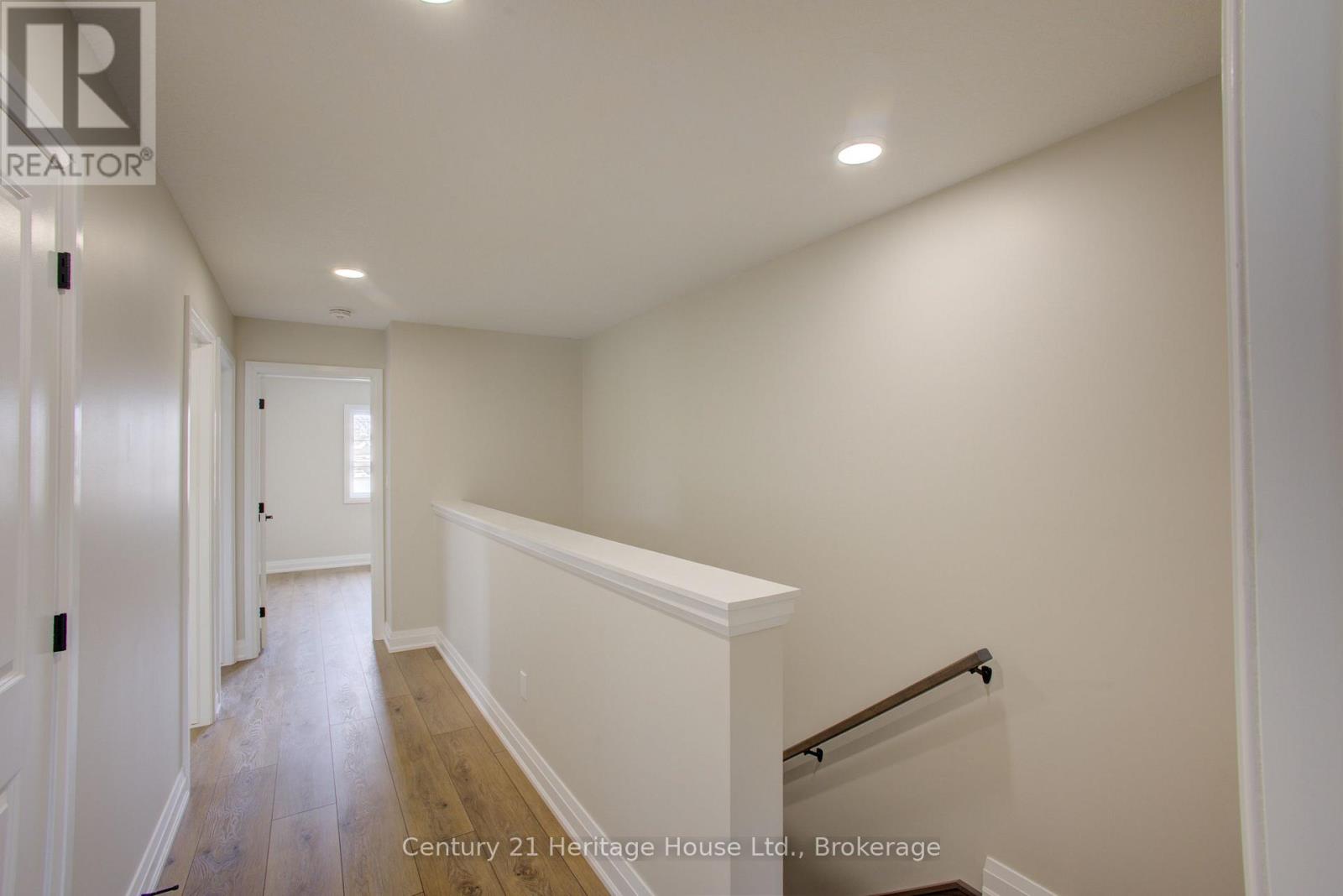 #4 229 BRUCE STREET S - 21