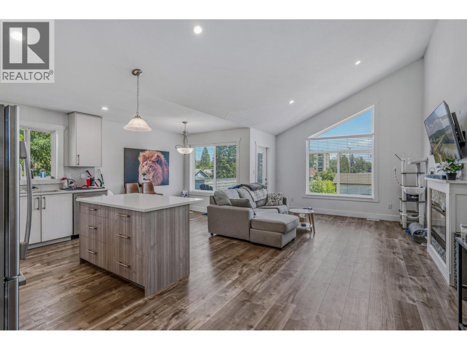 705 BURDEN STREET - 9