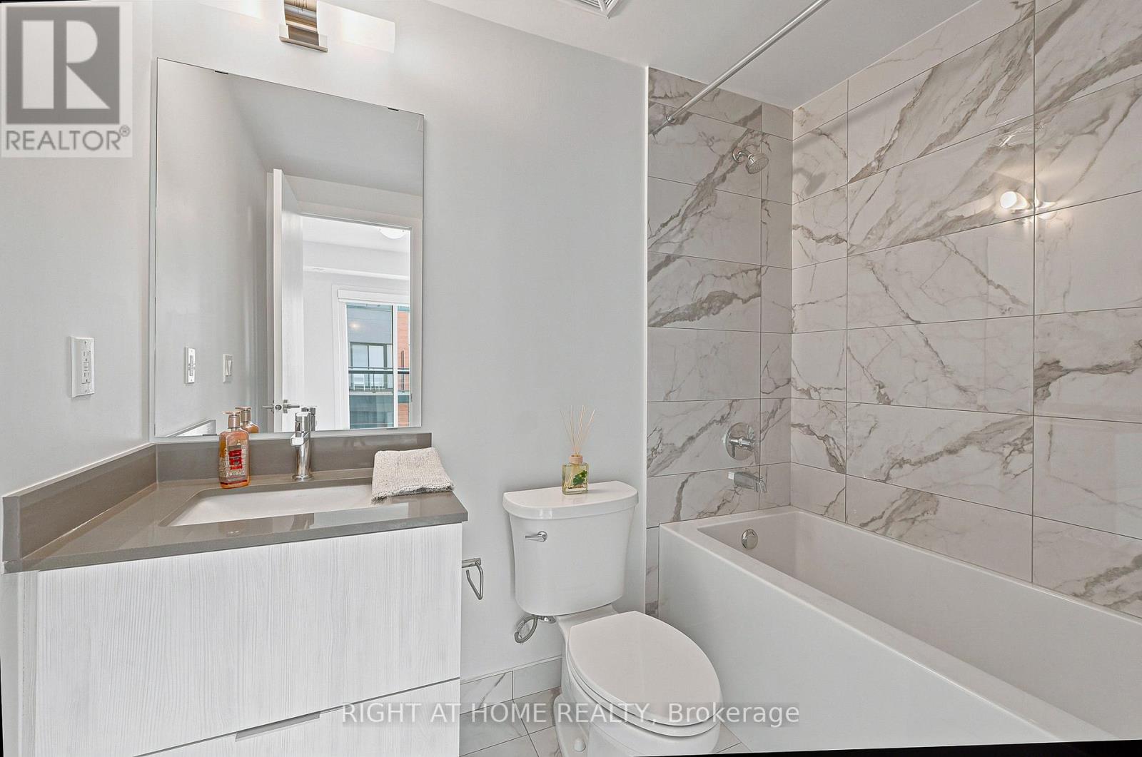 #907 2 STECKLEY HOUSE LANE - 25