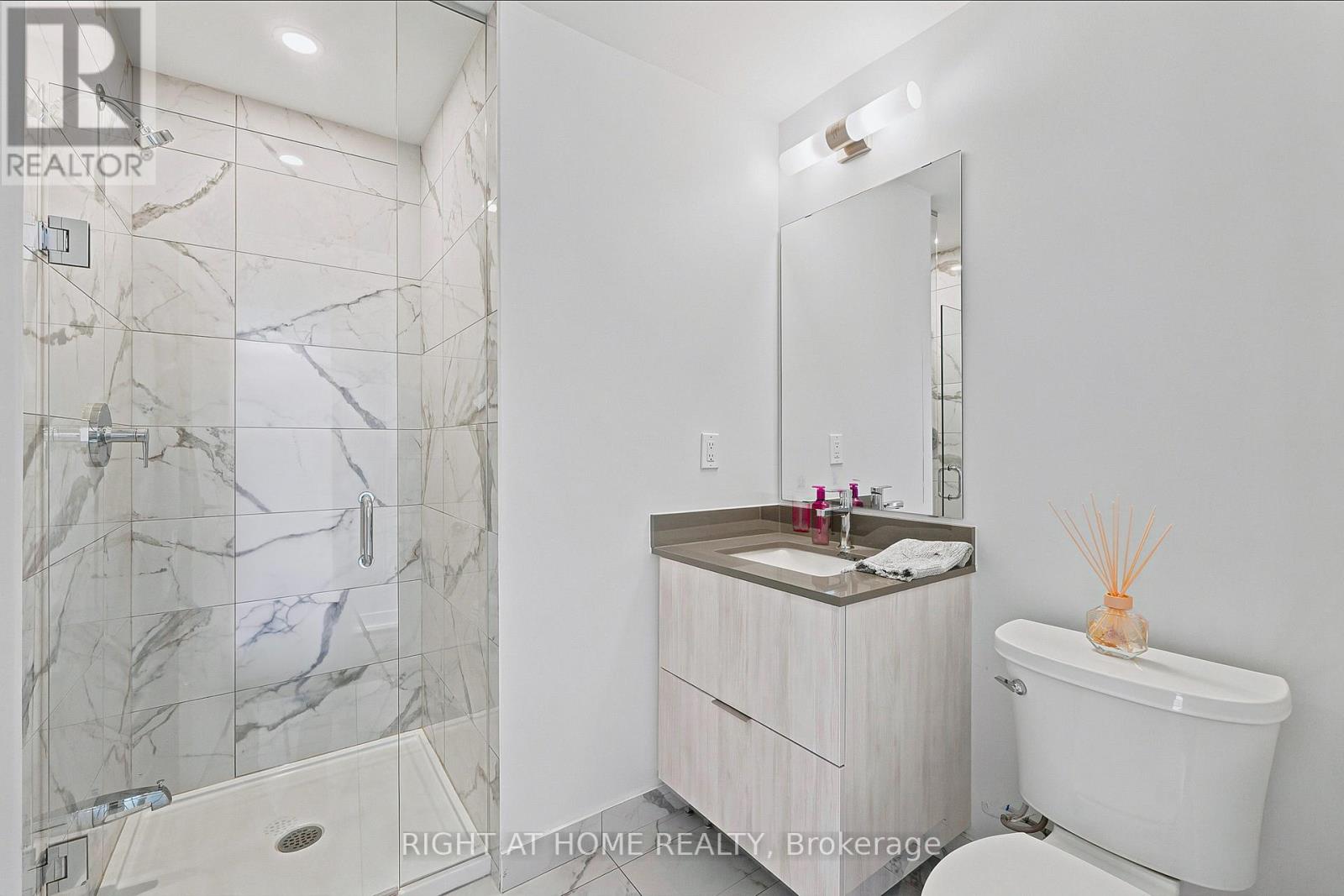 #907 2 STECKLEY HOUSE LANE - 30