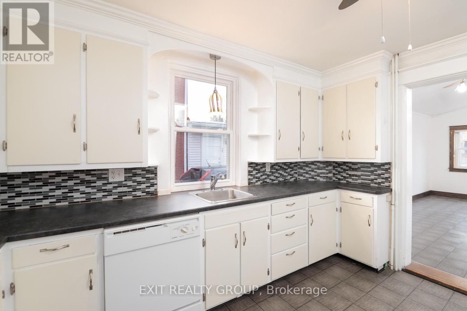 92 BYRON STREET - 12