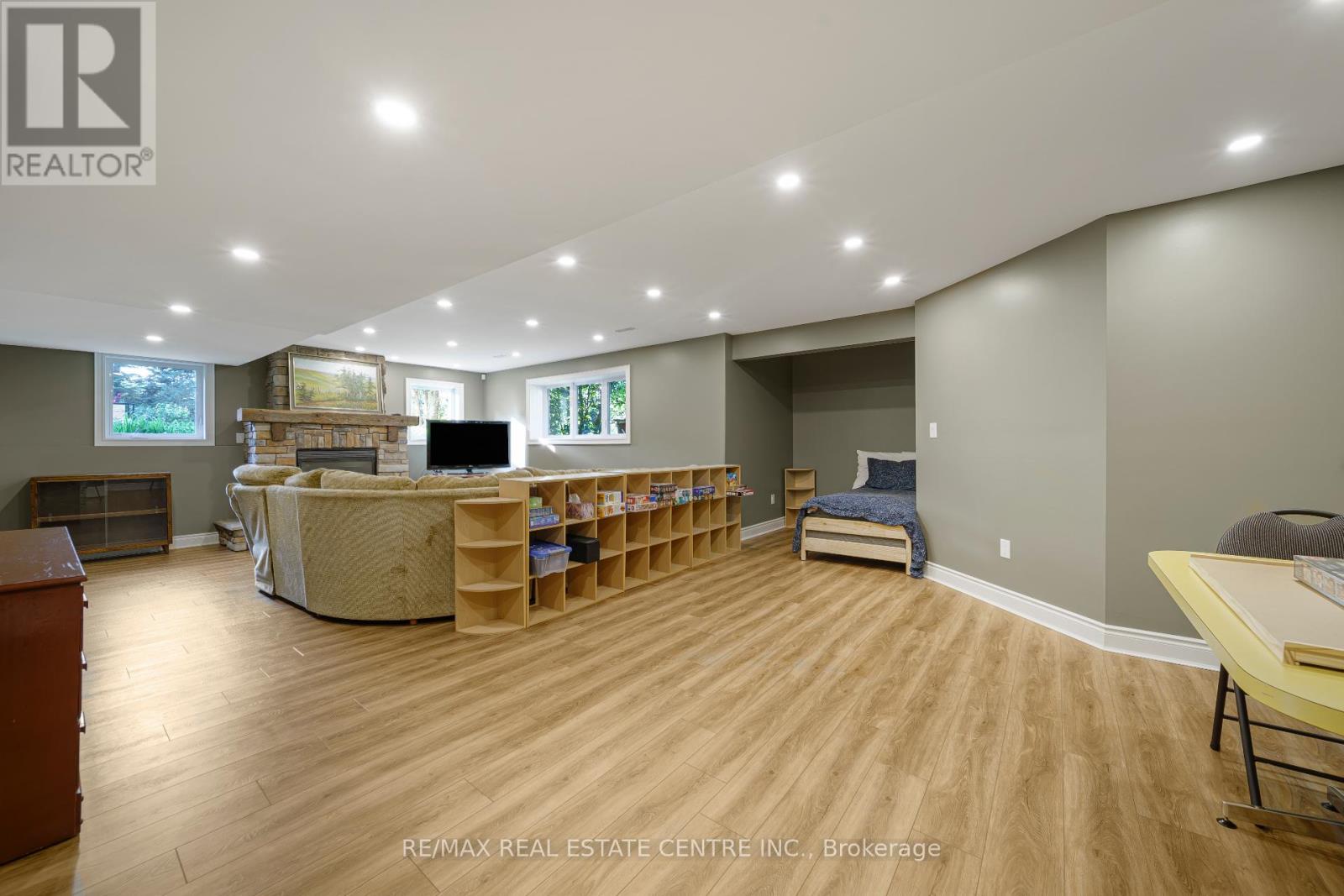 112 DIRKSEN COURT - 34