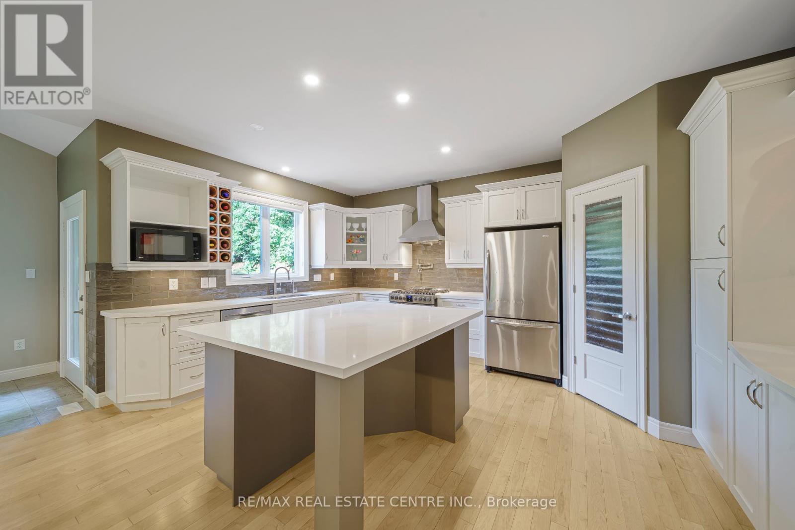 112 DIRKSEN COURT - 8