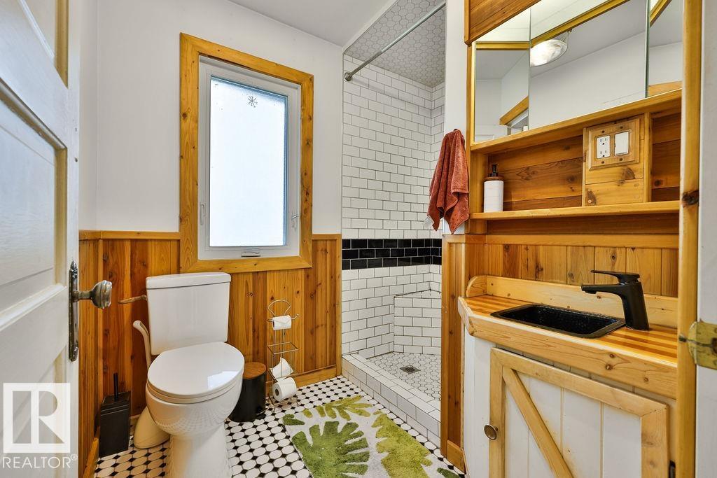 8318 80 AV NW - 12