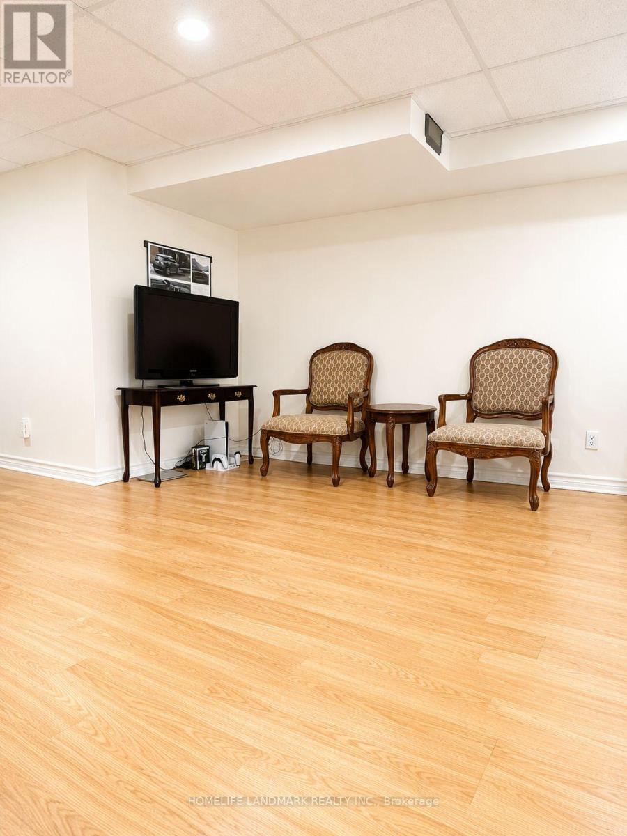 #13 115 AVENUE ROAD - 32
