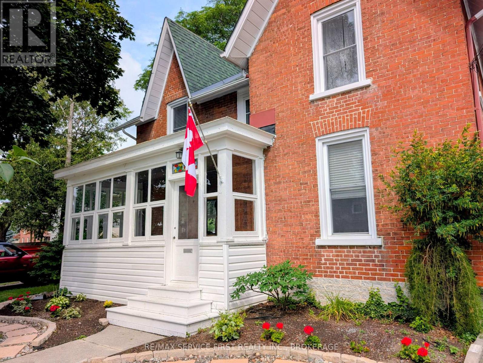 15 GRAHAM STREET E - 1