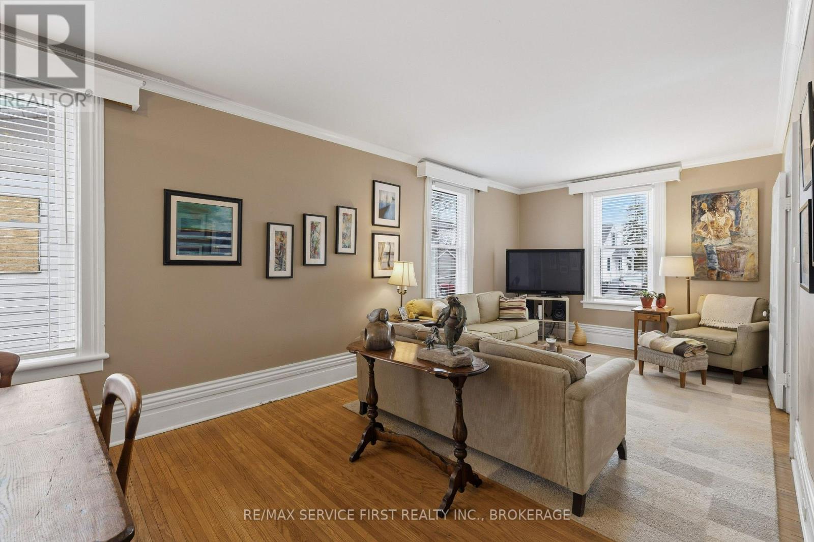 15 GRAHAM STREET E - 16
