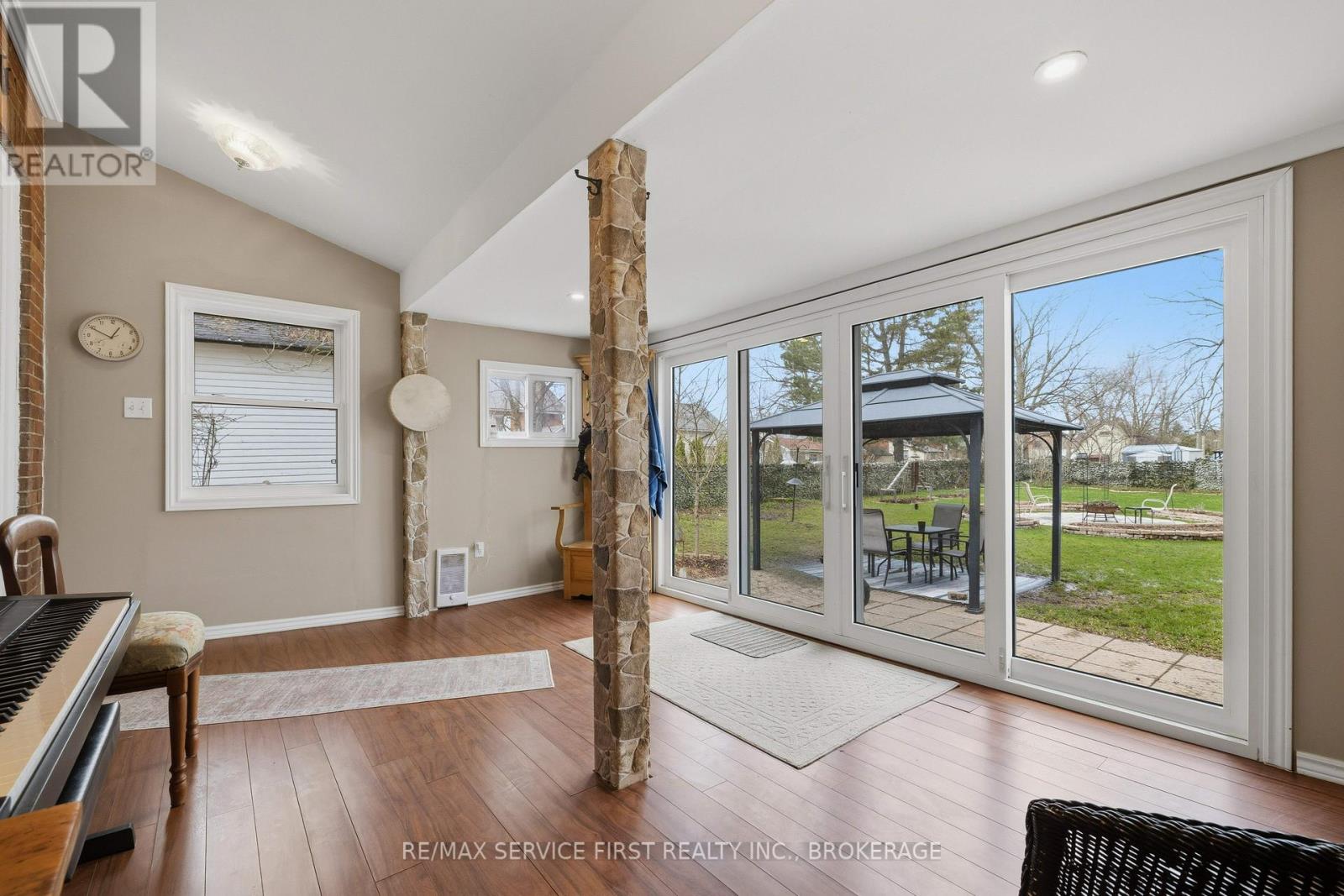 15 GRAHAM STREET E - 22
