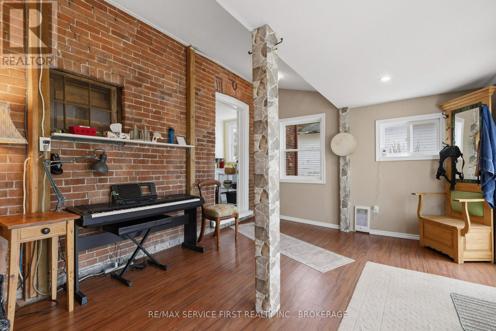 15 GRAHAM STREET E - 23