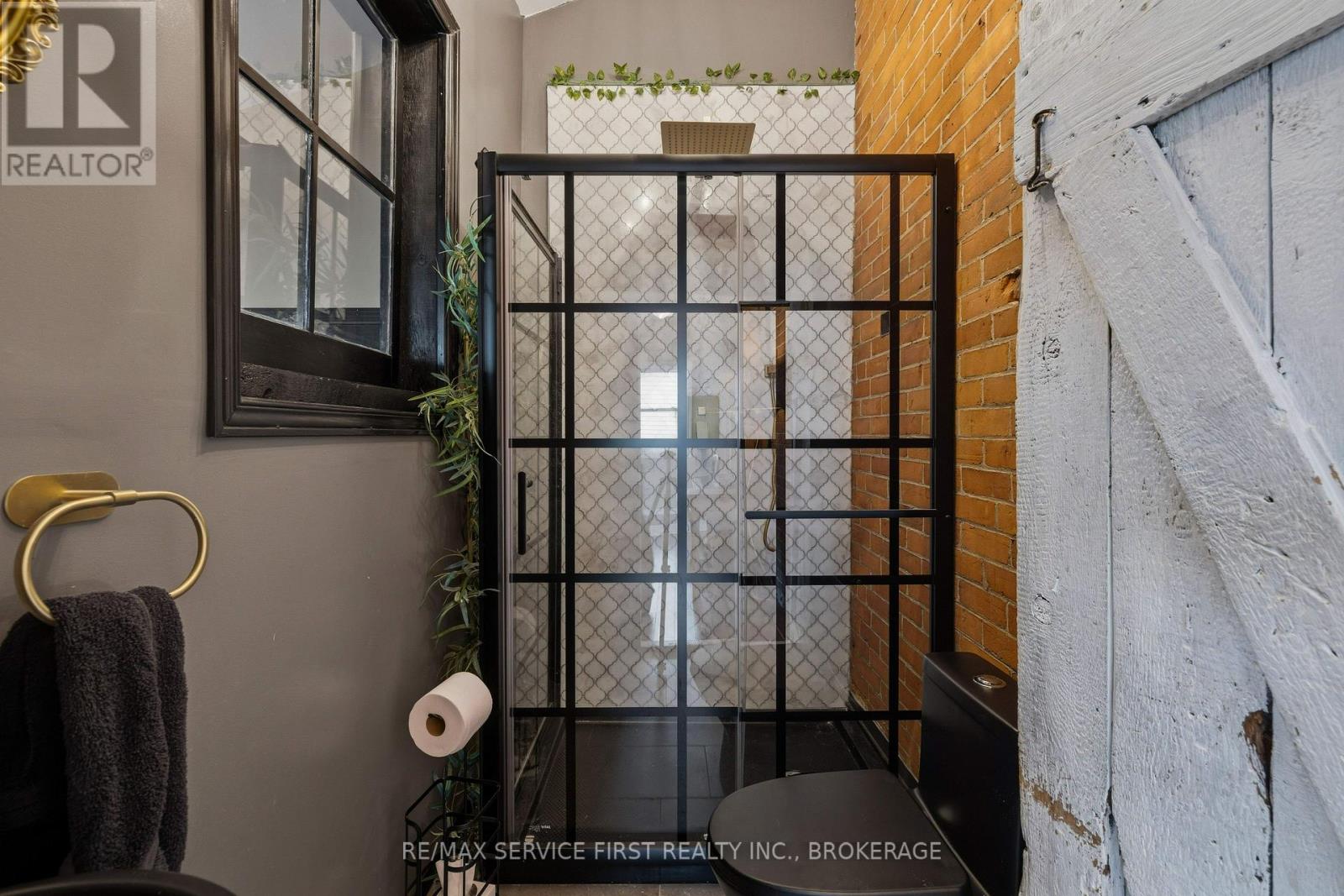 15 GRAHAM STREET E - 24