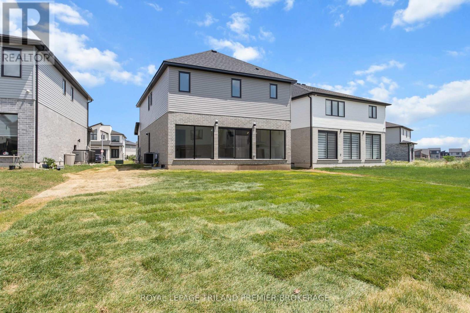262 HESSELMAN CRESCENT - 36
