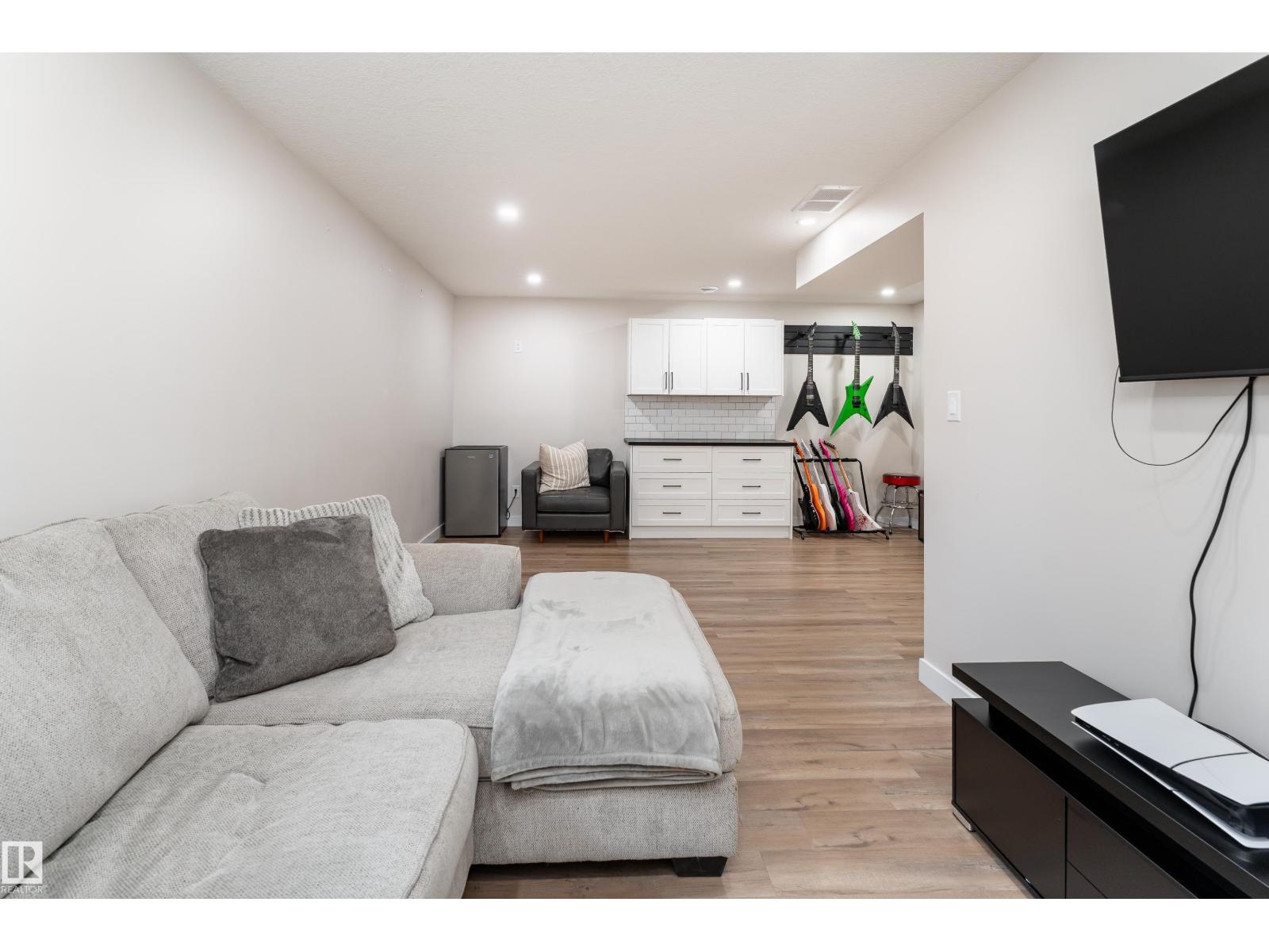 584 MEADOWVIEW DR - 22