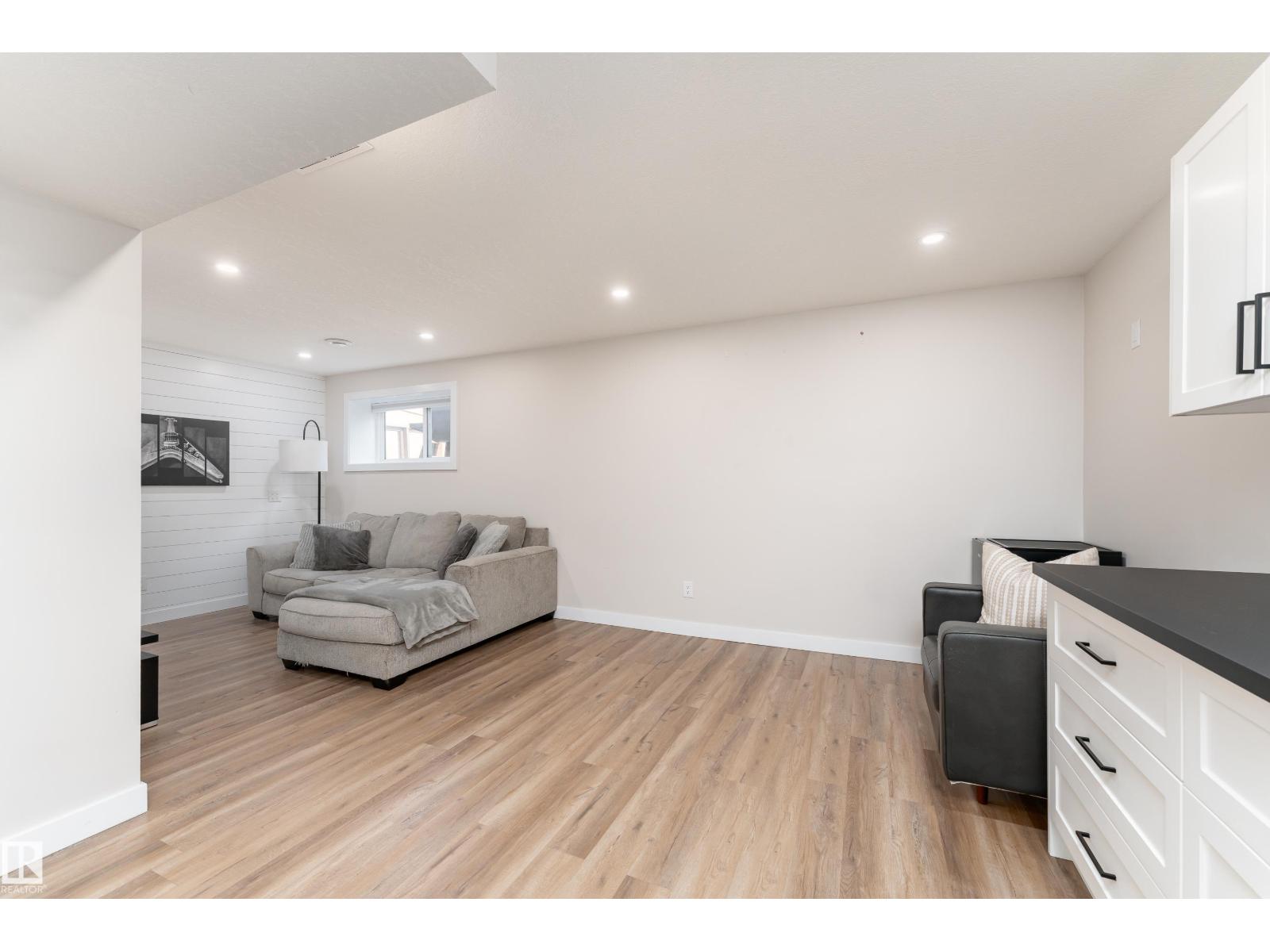 584 MEADOWVIEW DR - 24