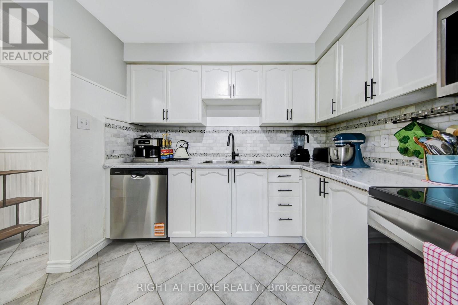 11 POTTER CRESCENT - 3