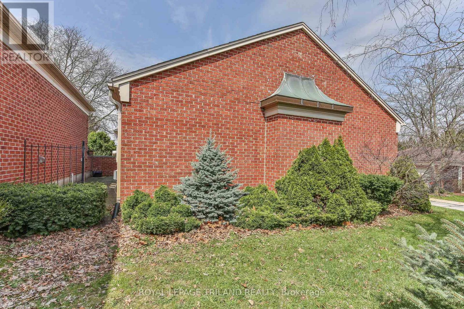#8 60 ROSECLIFFE CRESCENT - 44