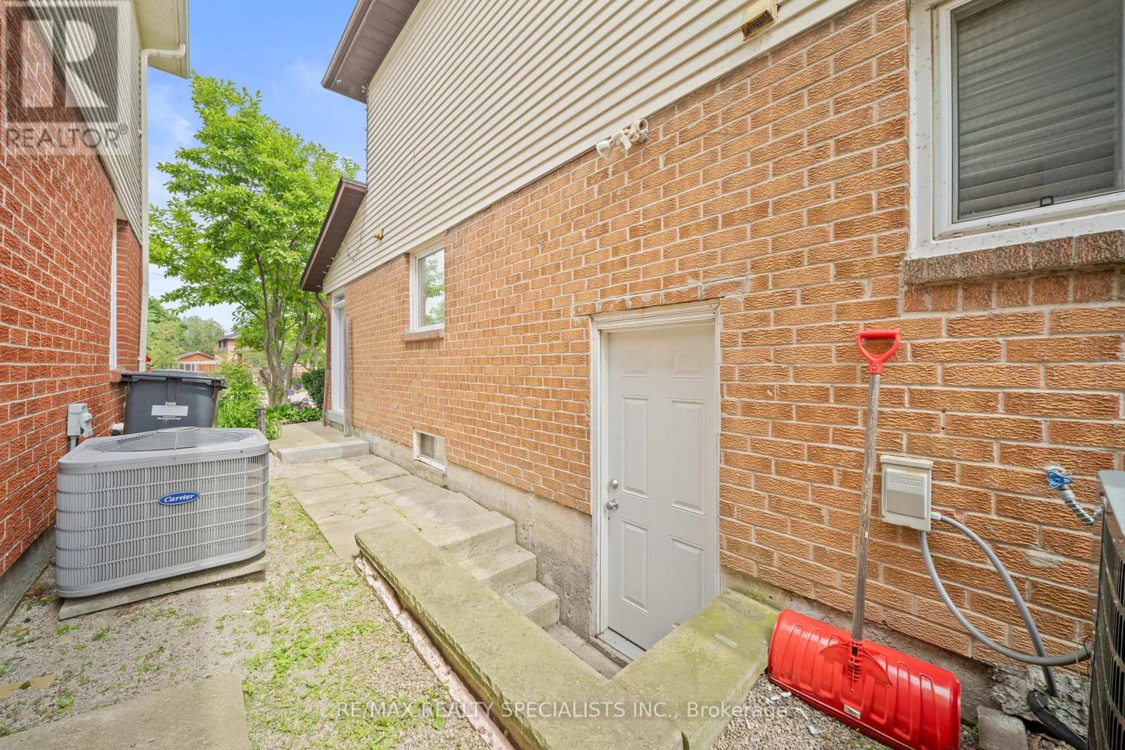 1004 QUEENSBRIDGE DRIVE - 36
