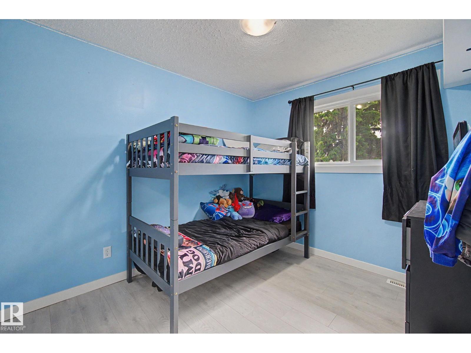 4315 46 ST - 22
