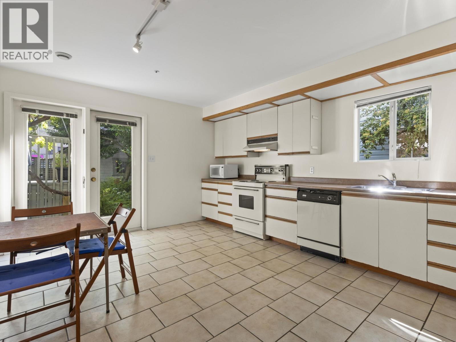 3622 W 8TH AVENUE, Vancouver